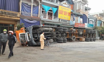 Tin tai nạn giao thông ngày 12/12: Xe 'khủng' lật nghiêng chặn kín cửa 4 nhà dân