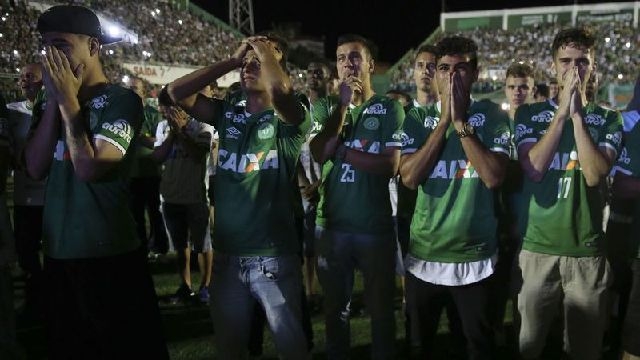 Thành viên đội bóng Brazil Chapecoense tưởng niệm những người đã chết trong vụ tai nạn máy bay hôm 28/11 (Ảnh: Notey)