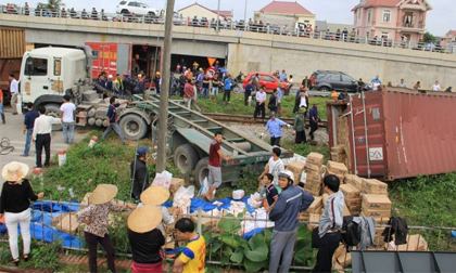 Xe container chở hàng chục tấn bột ngọt bị tàu hoả tông nát bét