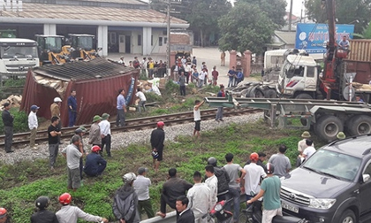 Tin nóng mới nhất sáng ngày 14/12: Dừng trên đường ray, xe container bị đâm gãy