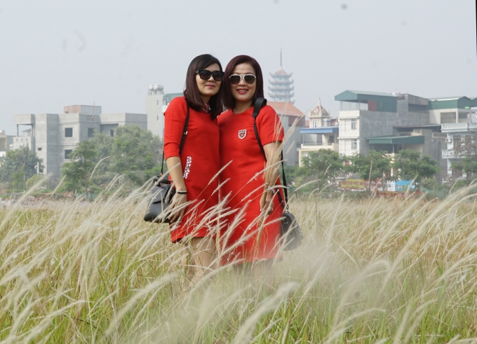 Tranh thủ tạo dáng chụp ảnh lưu niệm bên nhau .