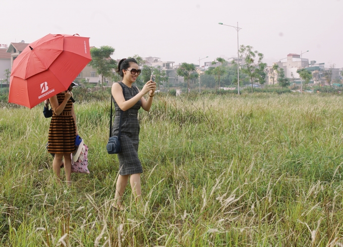 Một người dân đang hứng thú chụp ảnh cho bạn mình.