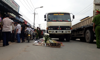 Truy tìm tài xế xe ben cán chết nữ sinh rồi bỏ trốn