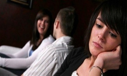 Vợ chẳng buồn ghen, chồng “hồn nhiên”… ngoại tình