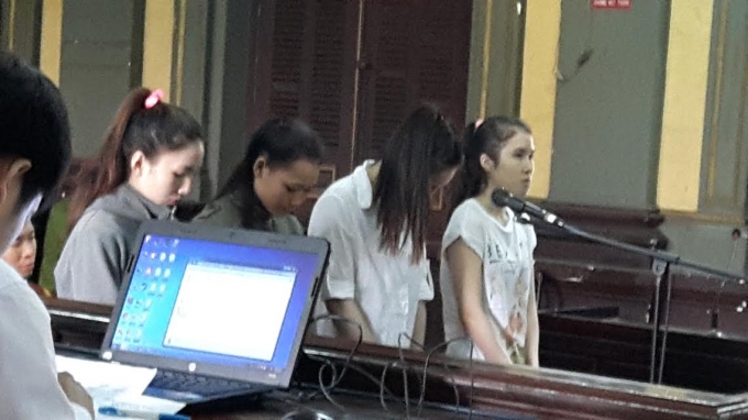 Các cô gái vướng vòng lao lý vì hành vi môi giới mại dâm.
