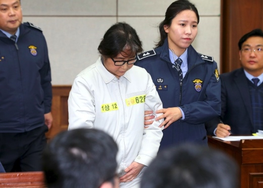 Các công tố viên Hàn Quốc đưa bà Choi ra Tòa để điều trần. (Ảnh: AFP)