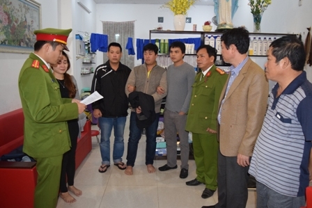 Cơ quan điều tra, Công an tỉnh  Thừa Thiên - Huế thi hành lệnh khám xét nơi ở Đối tượng Nguyễn Hoàng Tâm.