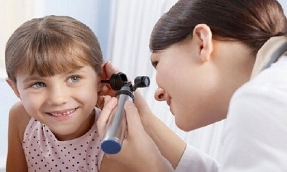 Phải làm gì khi bị côn trùng chui vào tai?