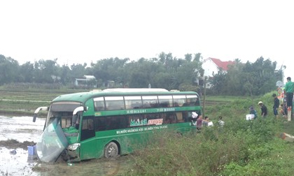 Tin tai nạn giao thông 20/12: Đâm vào xe buýt, xe Fortuner nát đầu