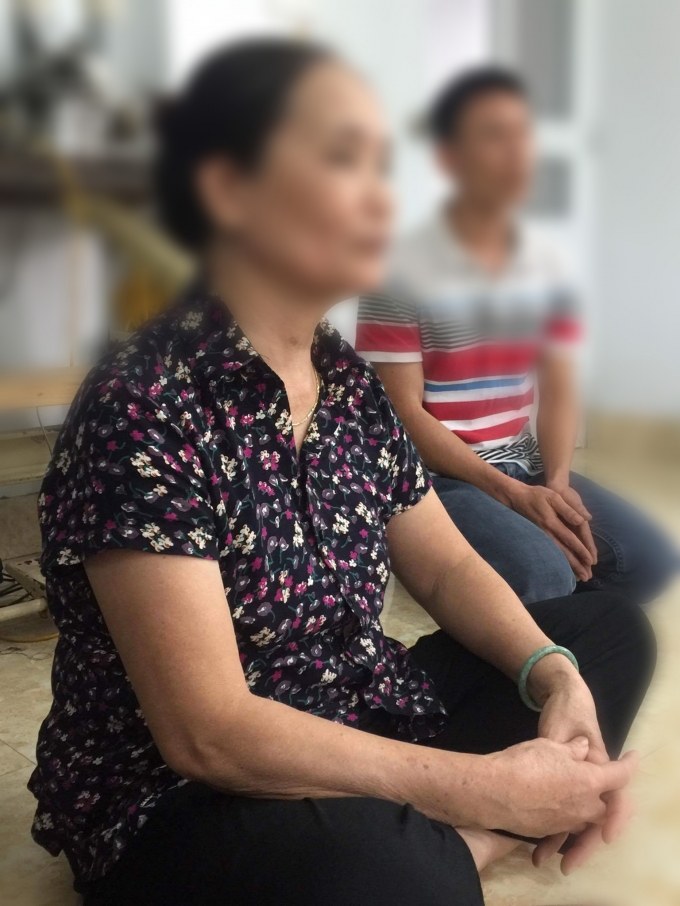  Bà Nội T. V bức xúc, kể lại sự việc xảy ra với cháu mình cho Phóng viên. Ảnh: Huy Trung.  