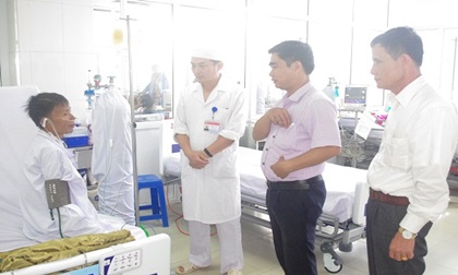 Nghệ An: Cán bộ bệnh viện góp tiền giúp bệnh nhân nghèo chữa bệnh