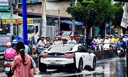 BMW i8 biển tứ quý 9 “bơi” giữa đường Sài Gòn ngập lụt được thế giới chú ý