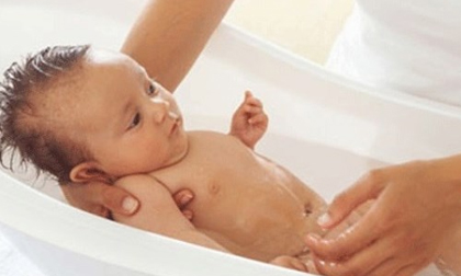 Cách vệ sinh vùng kín cho bé gái sơ sinh