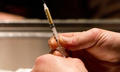 Cầm kim tiêm dính máu đe dọa nhiễm HIV phạm tội gì?