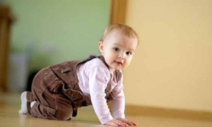 Cha mẹ nên làm gì khi trẻ chậm biết bò?