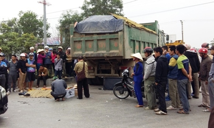 Tin tai nạn giao thông 25/12: Xe chở gỗ lao xuống vực, 2 người thương vong