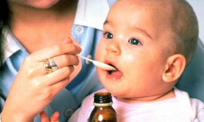 Khi cho trẻ uống thuốc cha mẹ cần lưu ý những điều này