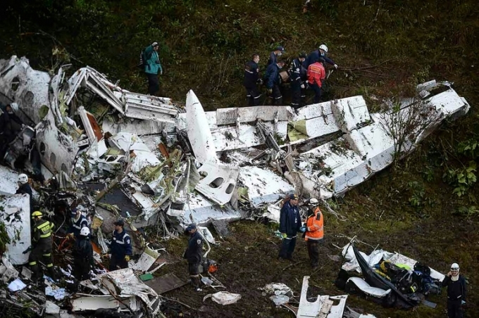 Ngày 29/11, phi cơ RJ85 của LAMIA Bolivia, số hiệu CP2933, chở 9 thành viên tổ bay và 68 hành khách, trong đó có câu lạc bộ bóng đá Brazil Chapecoense đã rơi xuống gần Medellin, Colombia. Vụ tai nạn khiến 71 người thiệt mạng và 6 người may mắn sống sót. Nguyên nhân vụ tai nạn được xác định là do phi công không tiếp nhiên liệu dọc đường dù chuyến bay vượt quá tầm bay thiết kế của máy bay. Bên cạnh đó phi công còn không thông báo kịp thời sự cố với động cơ xảy ra do tình trạng thiếu nhiên liệu. (Ảnh: AFP)