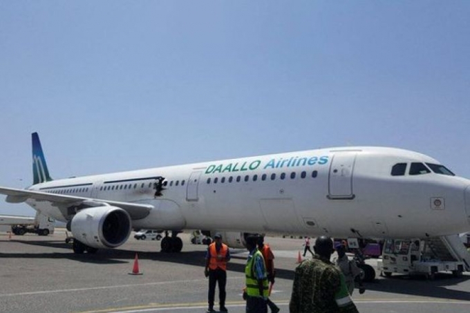 Ngày 2/2, một quả bom phát nổ trên thân chiếc máy bay A321 xuất phát từ sân bay thủ đô Mogadishu (Somalia) đến Djibouti đã khiến một hành khách bị hất tung từ độ cao 4km xuống đất và thiệt mạng, 2 người khác bị thương nhẹ. Rất may, chiếc máy bay vẫn kịp hạ cánh an toàn và 75 hành khách trên máy bay đã được sơ tán. (Ảnh: ABC News)
