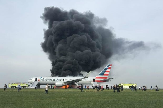 Ngày 28/10, một máy bay của hãng hàng không American Airlines chở theo 170 người đã bốc cháy trên đường băng của Sân bay Quốc tế O'Hare ở thành phố Chicago, bang Illinois. Ít nhất 8 người bị thương trong vụ việc. Theo Cơ quan quản lý hàng không liên bang Mỹ, máy bay đang chuẩn bị cất cánh thì bị nổ lốp. (Ảnh: DNA Info)