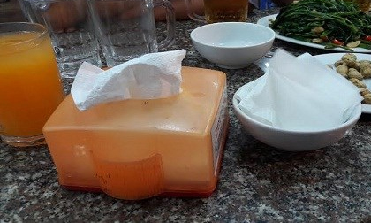 'Bệnh đầy người' vì thói quen dùng giấy lau miệng