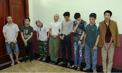 Hà Tĩnh: Đột kích nhà riêng, bắt giữ 9 đối tượng đang “phê” ma túy