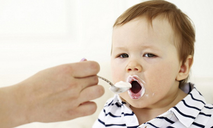 Trẻ 8 tháng tuổi ăn sữa chua được không?