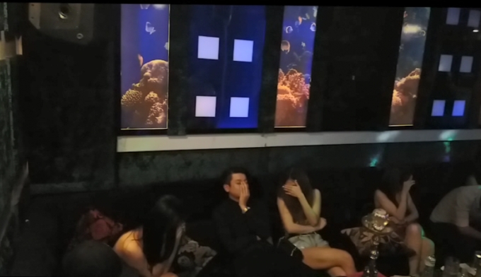  11 đối tượng (7 nữ và 4 nam) đang phê ma túy trong phòng.