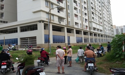 Hai cha con rơi từ tầng 14 chung cư xuống đất tử vong