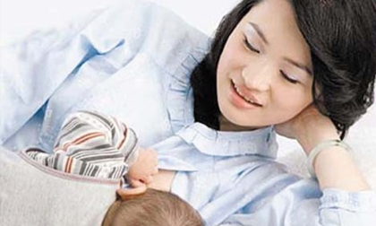 Bị đau mắt đỏ trong khi cho con bú phải làm sao?