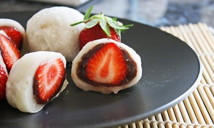 Cách làm món mochi nhân dâu tây lạ miệng