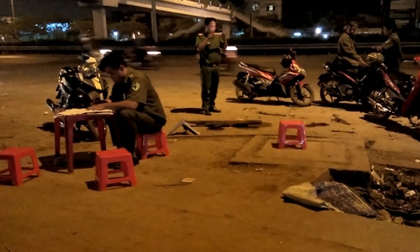 TP HCM: Hỗn chiến trong đêm, nam công nhân nằm gục bên vũng máu