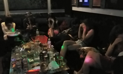 Đột kích quán karaoke ở Sài Gòn, bắt quả tang 11 dân chơi đang phê ma túy