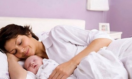 Những lưu ý về việc gội đầu cho bà mẹ sau sinh