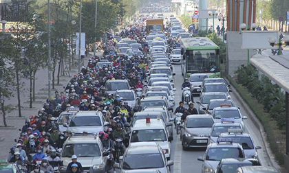 Tin nóng trưa 29/12: Buýt nhanh 'bò' sau ô tô, xe máy trong giờ cao điểm