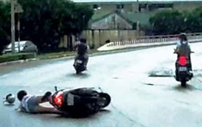 Kéo lê nạn nhân hơn 10 m trên đường để cướp tài sản