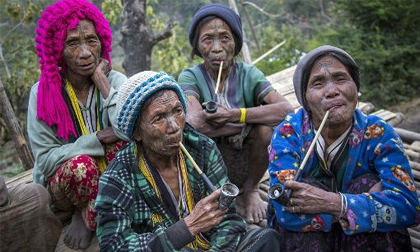 Vẽ mặt như ô bàn cờ để... làm đẹp