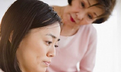 Bắt gặp mẹ chồng đi với người đàn ông lạ