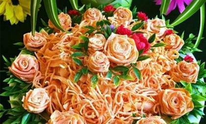 Tự tay làm đĩa mứt cà rốt hoa hồng đãi khách