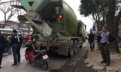 Xe trộn bê tông lấn đường đâm chết người đi xe máy