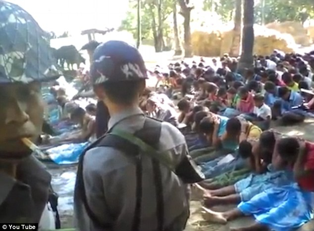Quân đội Myanmar đàn áp những người Rohingya.