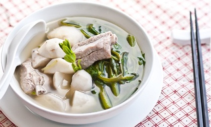 Cách nấu canh sườn ninh khoai sọ rau muống dân dã