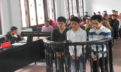 Nhóm thanh niên đồi bại hiếp dâm bạn gái say rượu