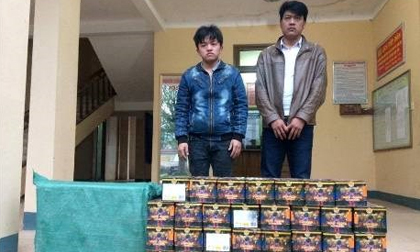 Ngang nhiên bán pháo lậu trước... sân nhà