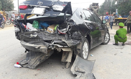 Xe Camry chạy tốc độ nhanh đâm vào xe bồn, tài xế đi cấp cứu