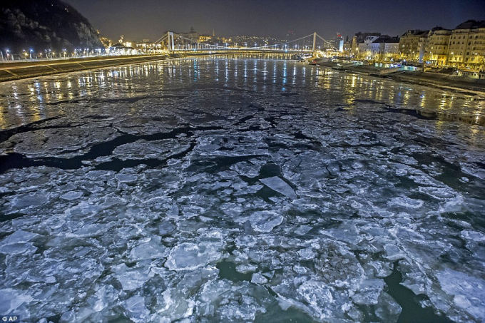 Nước đóng băng trên các dòng sông ở Hungary. (Ảnh: AP)