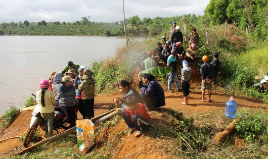 Vụ lật thuyền thương tâm: Người cha chấp nhận cái chết quyết quay lại tìm con