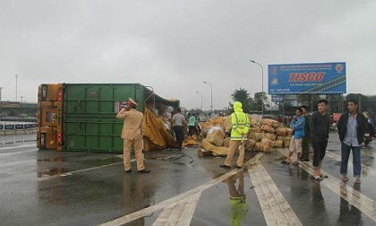 Hà Tĩnh: Lật xe tải, người dân giúp tài xế gom hàng chục tấn hoa quả