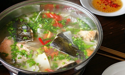 Cách làm lẩu đầu cá hồi chua cay ngày đông