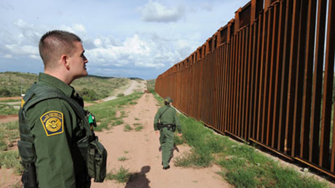 Hàng rào biên giới ngăn cách Mỹ và Mexico ở phía nam bang Arizona (Ảnh: AFP)